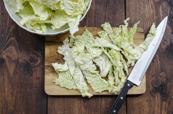 Verza saltata in padella: ricetta con pinoli e uvetta 2 verza saltata taglia verza