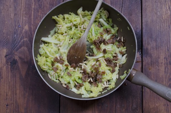 Verza saltata in padella: ricetta con pinoli e uvetta 3 verza saltata uvetta