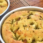 Focaccia senza glutine soffice fatta in casa: ingredienti, farine e trucchi per la lievitazione 1 primo piano di un teglia con una focaccia senza glutine