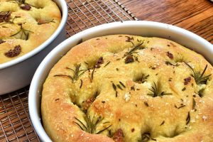 Focaccia senza glutine soffice fatta in casa: ingredienti, farine e trucchi per la lievitazione