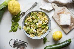 Pasta con limone, zucchine e feta: una ricetta sfiziosa