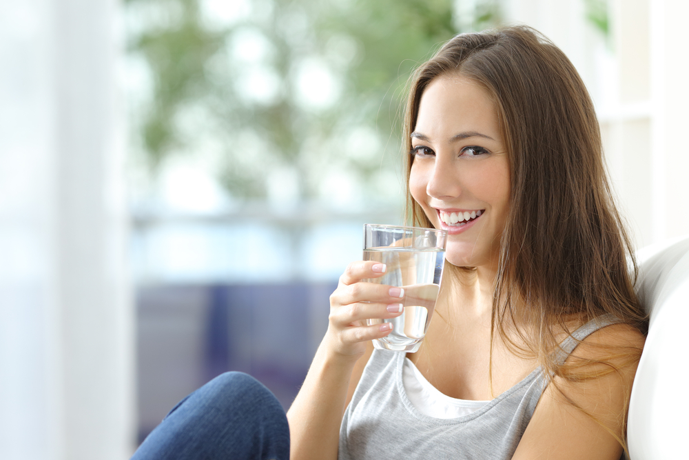 6 cose da fare la sera per svegliarti più leggera 4 bere molta acqua