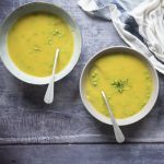 Zuppa di indivia allo zafferano con piselli 1 invidia