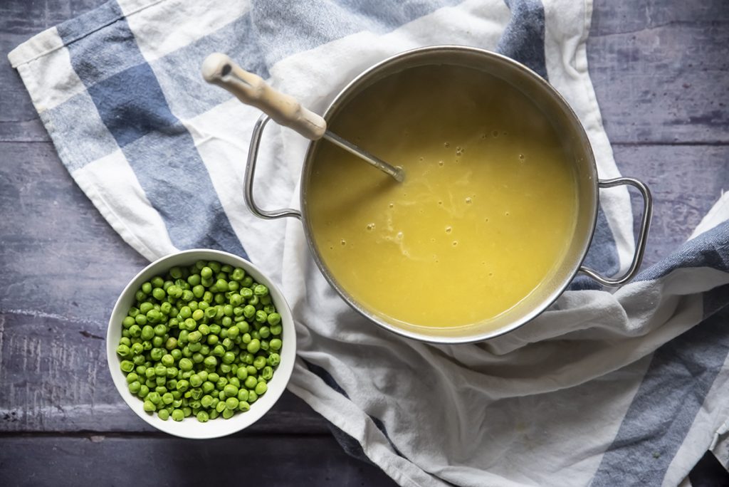 Zuppa di indivia allo zafferano con piselli 6 invidia cinque