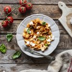 Pasta fredda con peperoni, mozzarella e pomodori 1 ricetta Pasta fredda con peperoni, mozzarella e pomodori al basilico