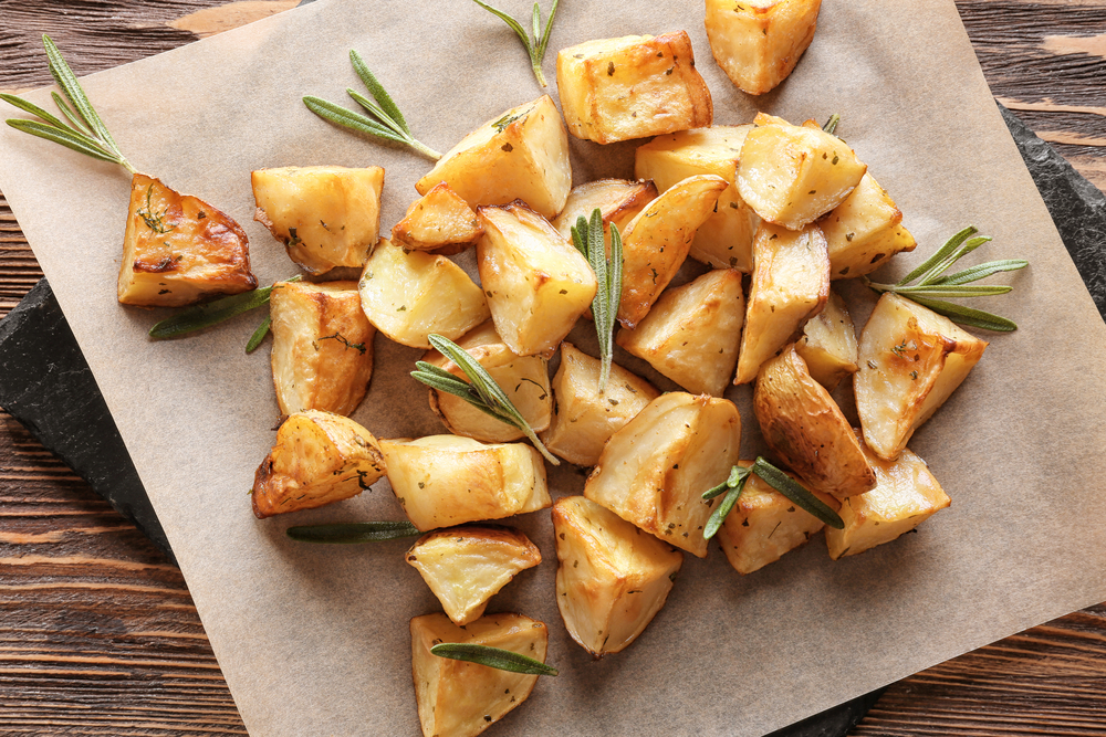 Ricette con verdure: facili, veloci e perfette per ogni stagione 4 cartoccio con patate al forno e rosmarino