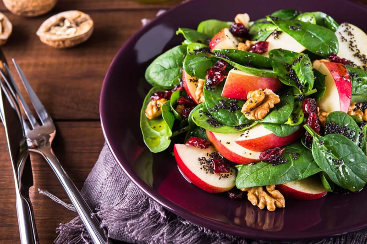 Pranzo veloce: ricette e idee facili e gustose per tutti i giorni 2 su base di legno piatto viola con insalata di speck e mela