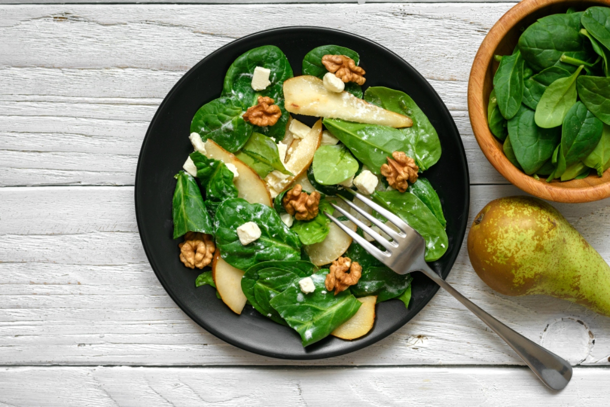 Ricette con le pere: idee sfiziose e light 2 Insalata con pere, noci e feta: la ricetta