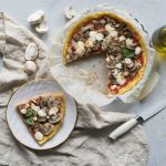 Pizza di polenta con pomodoro, mozzarella e funghi 1 pizza di polenta ricetta