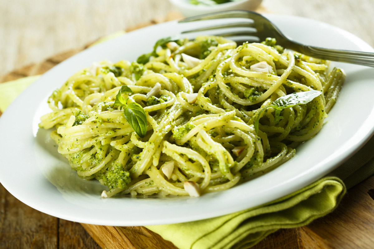 Ricette con broccoli: le migliori idee per fare il pieno di salute 11 Ricette con broccoli: pasta al pesto di broccoli