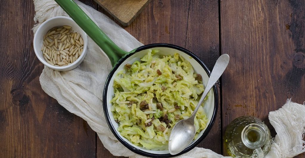 Ricette con uva: 12 idee leggere e gustose 4 ricette con uva: verza saltata