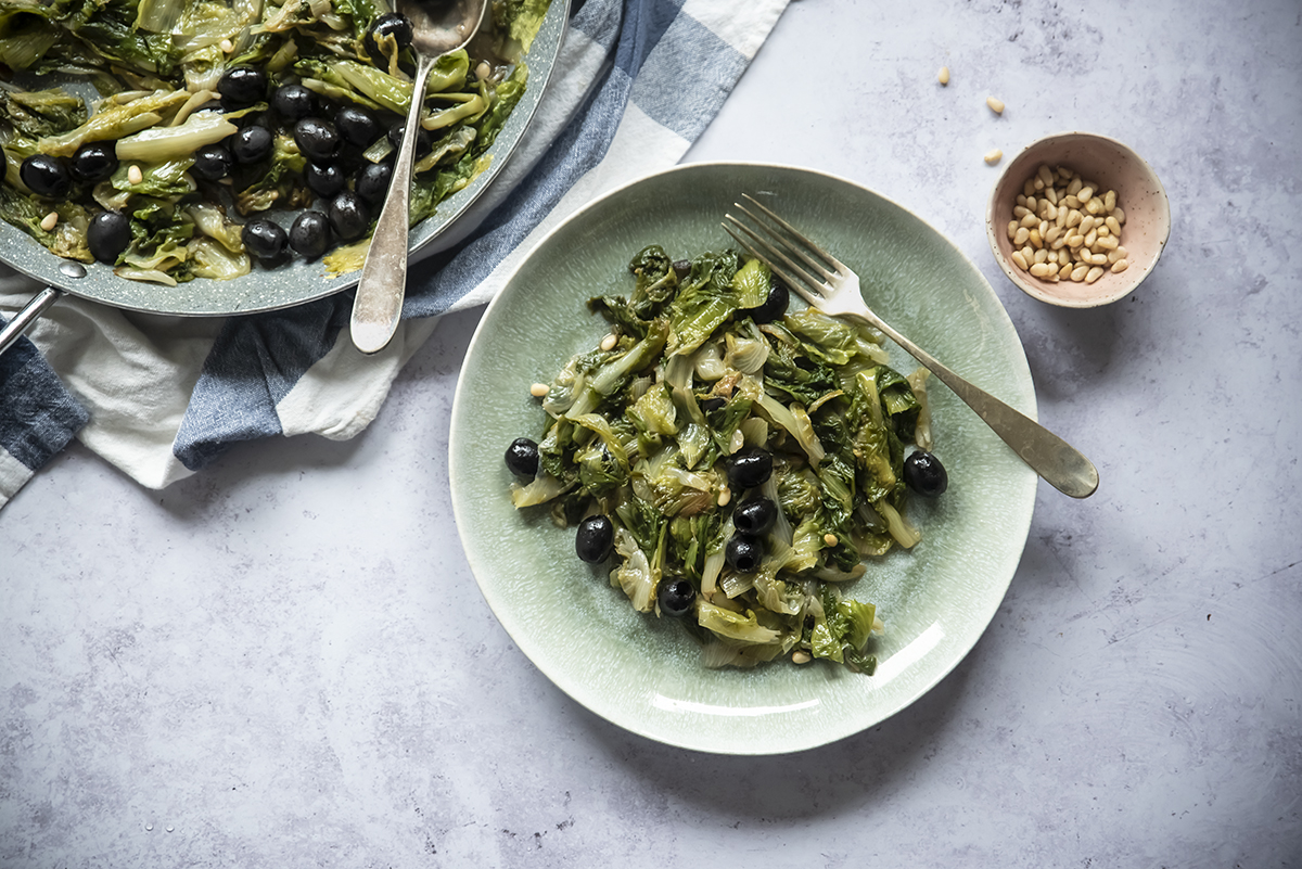 Indivia e scarola: 11 ricette light e appetitose 7 Scarola saltata con pinoli e alici