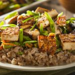 Verdure saltate con tofu e zenzero: un piatto leggero e nutriente 1 tpfu con verdure e zenzero