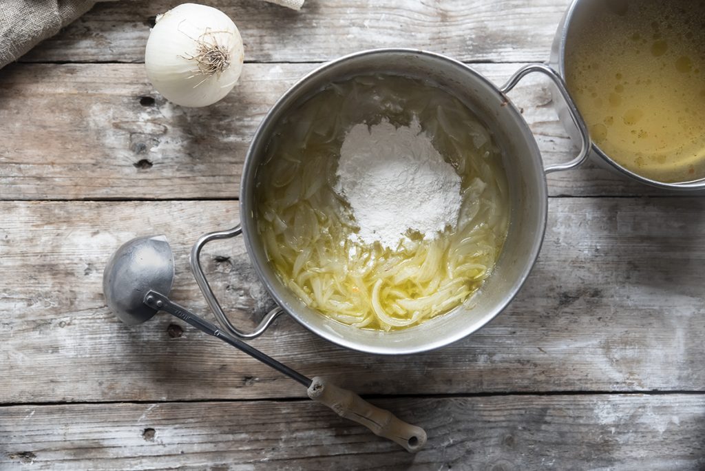 Zuppa di cipolle, una ricetta leggera e sana 3 zuppa cipolle due