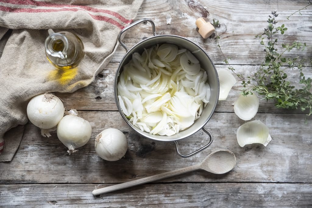 Zuppa di cipolle, una ricetta leggera e sana 2 zuppa cipolle uno