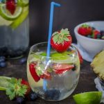 Acqua detox all'ananas con fragole e mirtilli 1 acqua detox ananas
