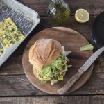 Panino con la frittata di verdure e ricotta al forno con lattuga 1 panino con frittata di erbette al forno