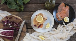 Panino con salmone, radicchio e robiola