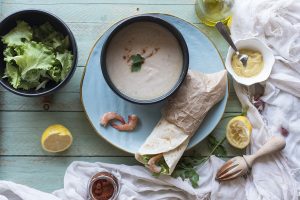 Piadina con hummus di cannellini e gamberetti