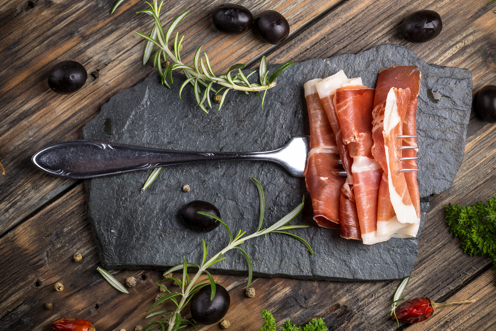 Salumi: benefici, proprietà e usi in cucina 2 salumi insaccati non insaccati differenze