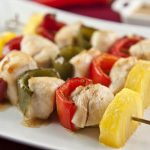 Spiedini di pollo con peperoni e ananas 3 spiedini di pollo peperoni ananas