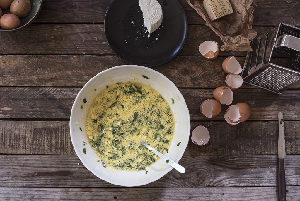 Panino con la frittata di verdure e ricotta al forno con lattuga 3 uova ricotta erbette nella ciotola