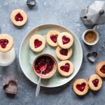 Biscotti integrali di farro e mandorle con confettura 1 biscotti mandorle