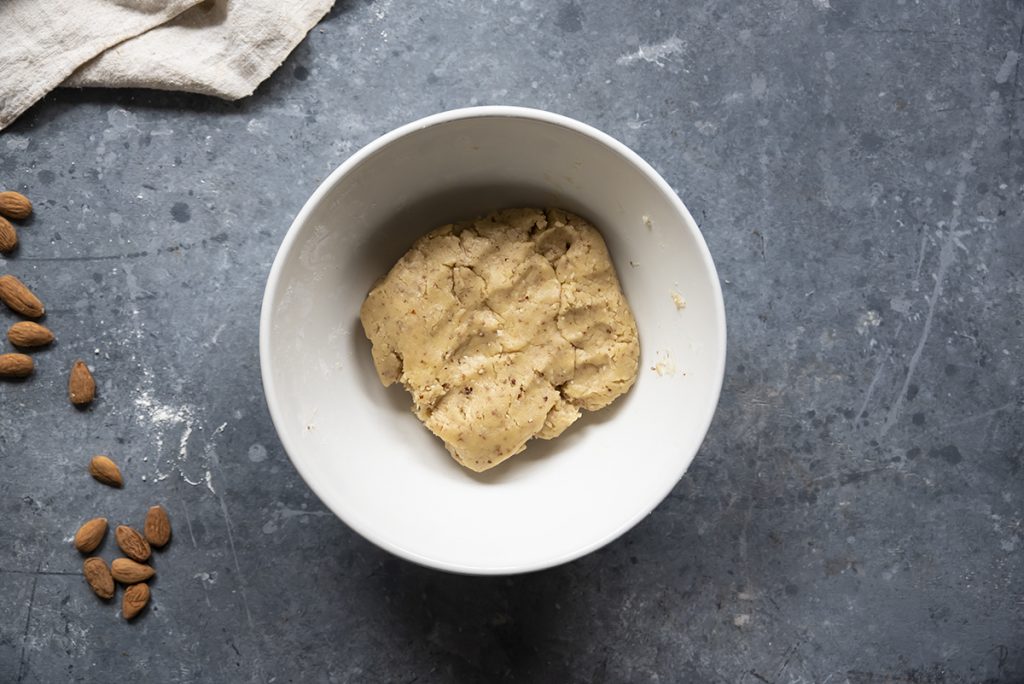 Biscotti integrali di farro e mandorle con confettura 3 biscotti mandorle due