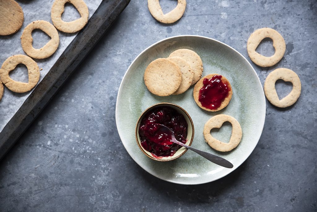 Biscotti integrali di farro e mandorle con confettura 6 biscotti mandorle sei