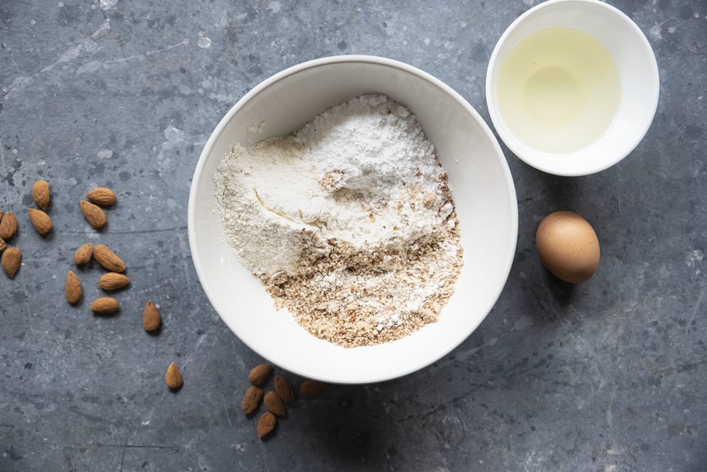 Biscotti integrali di farro e mandorle con confettura 2 biscotti mandorle uno