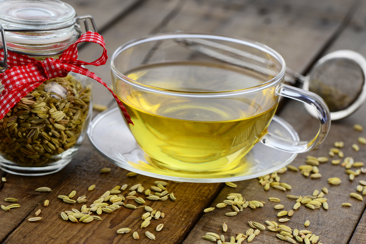 Tisana sgonfia pancia: scopri come sentirti più leggera 3 tisana sgonfia pancia: infuso di finocchio in tazza di vetro trasparente