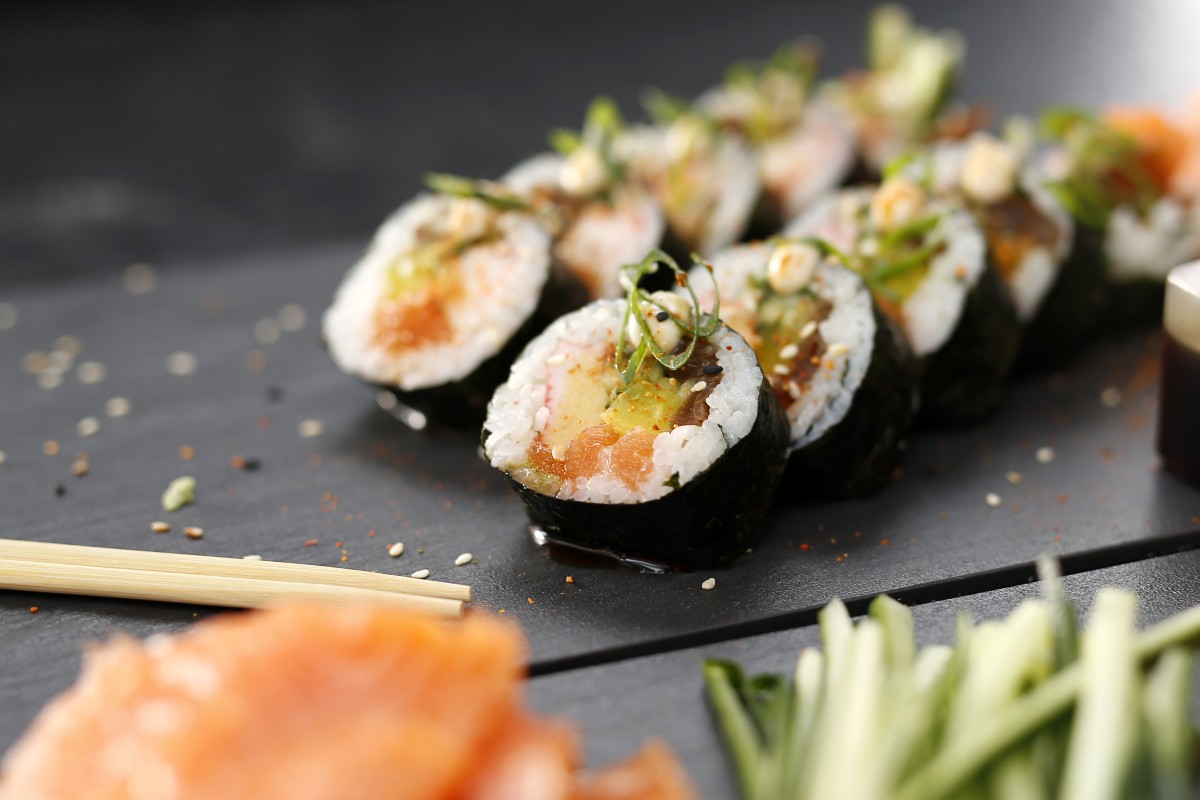 Futomaki con salmone e uova di lompo 8 futomaki ricetta