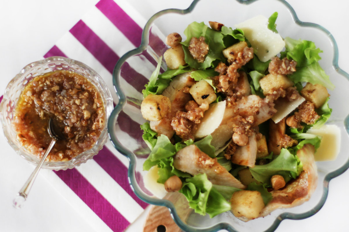 Ricette con nocciole: idee light e nutrienti da provare in cucina 8 ricette con nocciole, insalata di pollo con salsa di nocciole e polenta