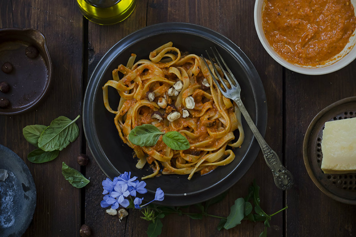 Ricette con nocciole: idee light e nutrienti da provare in cucina 5 ricette con nocciole, pesto peperoni e nocciole