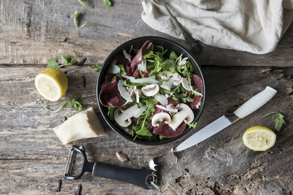Ricette con salumi: 14 idee sfiziose e light 5 ricette con salumi, insalata di bresaola, funghi e rucola