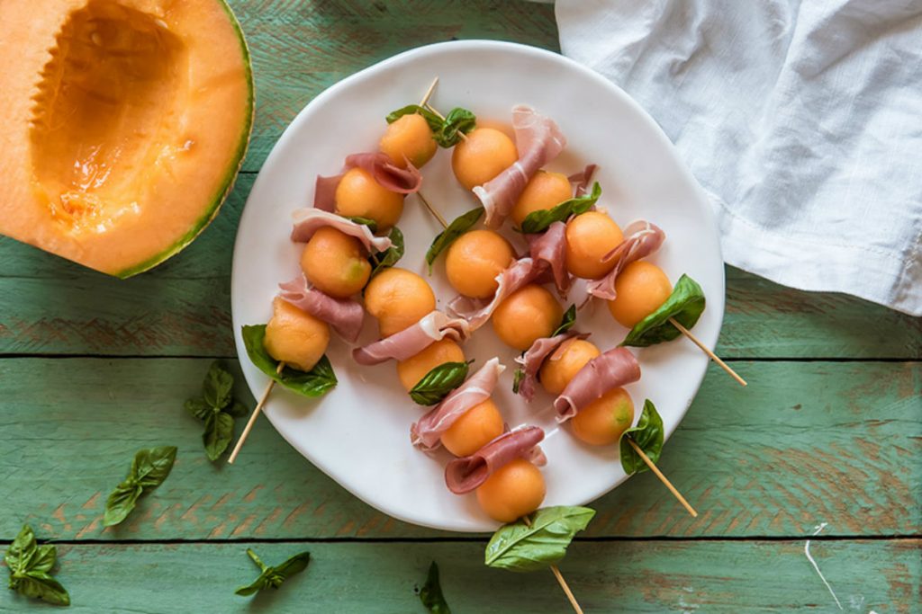 Ricette con salumi: 14 idee sfiziose e light 1 ricette con salumi, gli spiedini di prosciutto e melone