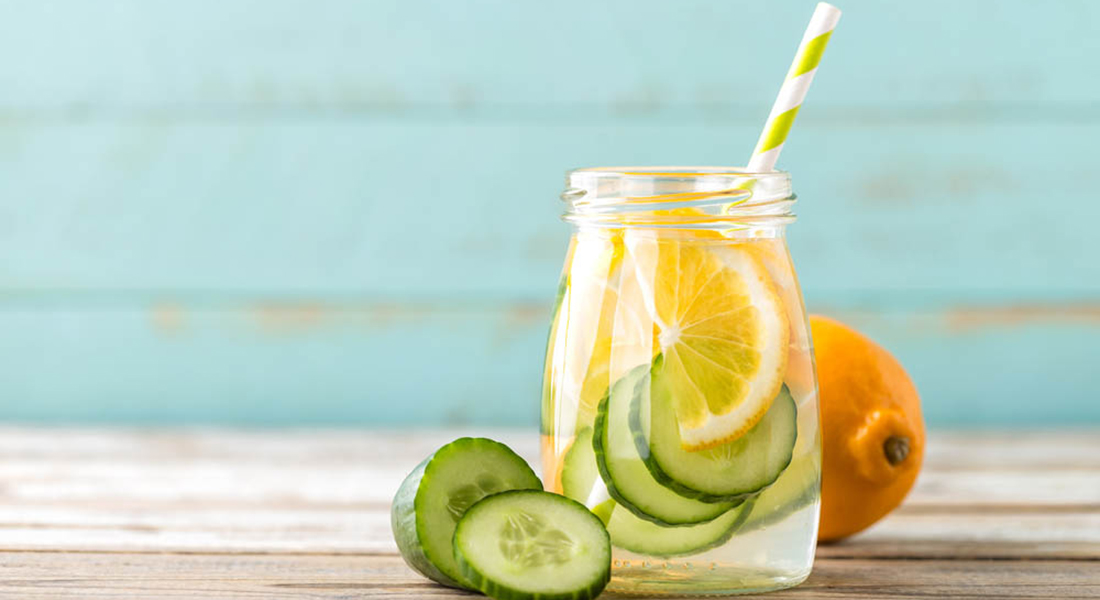 Acqua aromatizzata: che cos'è, i benefici e le migliori ricette 8 acqua detox con limone e cetriolo