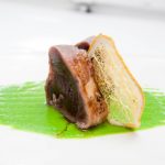 Tonno in manto croccante di prosciutto con piselli al wasabi 1 Tonno in manto croccante di prosciutto con piselli al wasabi