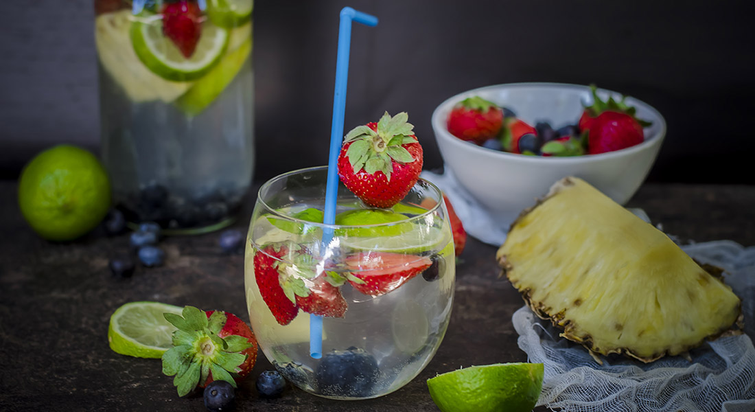 Acqua aromatizzata: che cos'è, i benefici e le migliori ricette 7 acqua aromatizzata con ananas e fragole