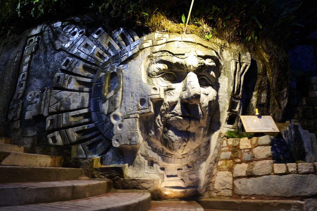 Viaggio in Perù: Titicaca, Machu Picchu, Cuzco 7 aguas calientes sculture cronicas en piedra 1 1