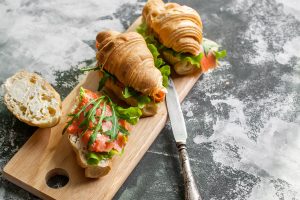 Cornetti salati con salmone, ricotta, olive nere e lattuga