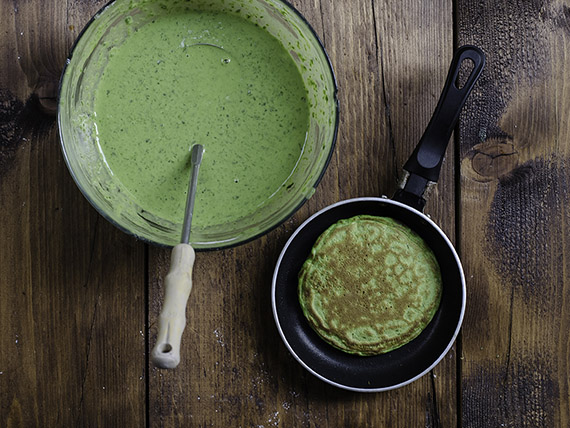 Pancake agli spinaci 3 Il pancake agli spinaci che ti proponiamo in questa ricetta è una versione salata di quelli tradizionali. Melarossa.it #dietamelarossa