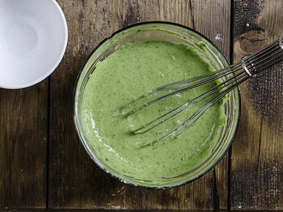 Pancake agli spinaci 2 Il pancake agli spinaci che ti proponiamo in questa ricetta è una versione salata di quelli tradizionali. Melarossa.it #dietamelarossa