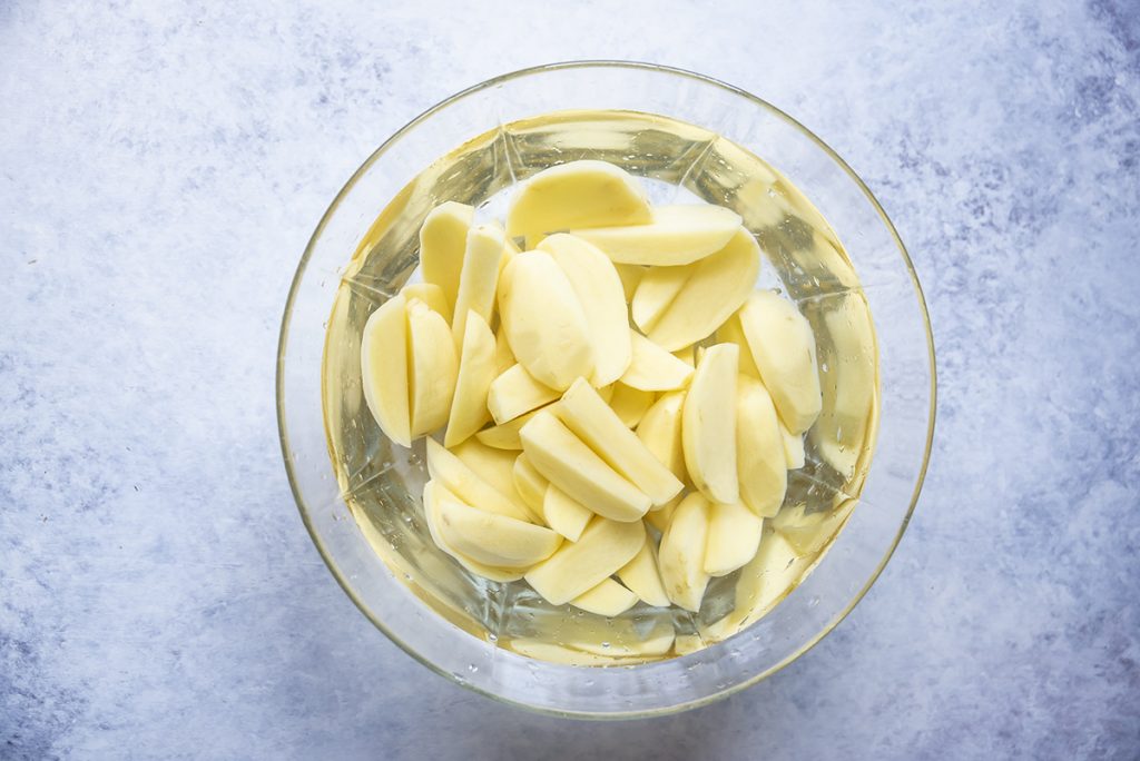 Patate al forno: la ricetta fotografata e i segreti per avere delle patate croccanti 4 patate quattro