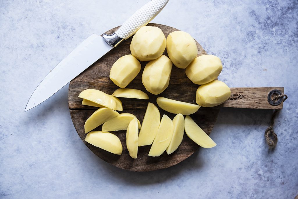 Patate al forno: la ricetta fotografata e i segreti per avere delle patate croccanti 2 patate uno