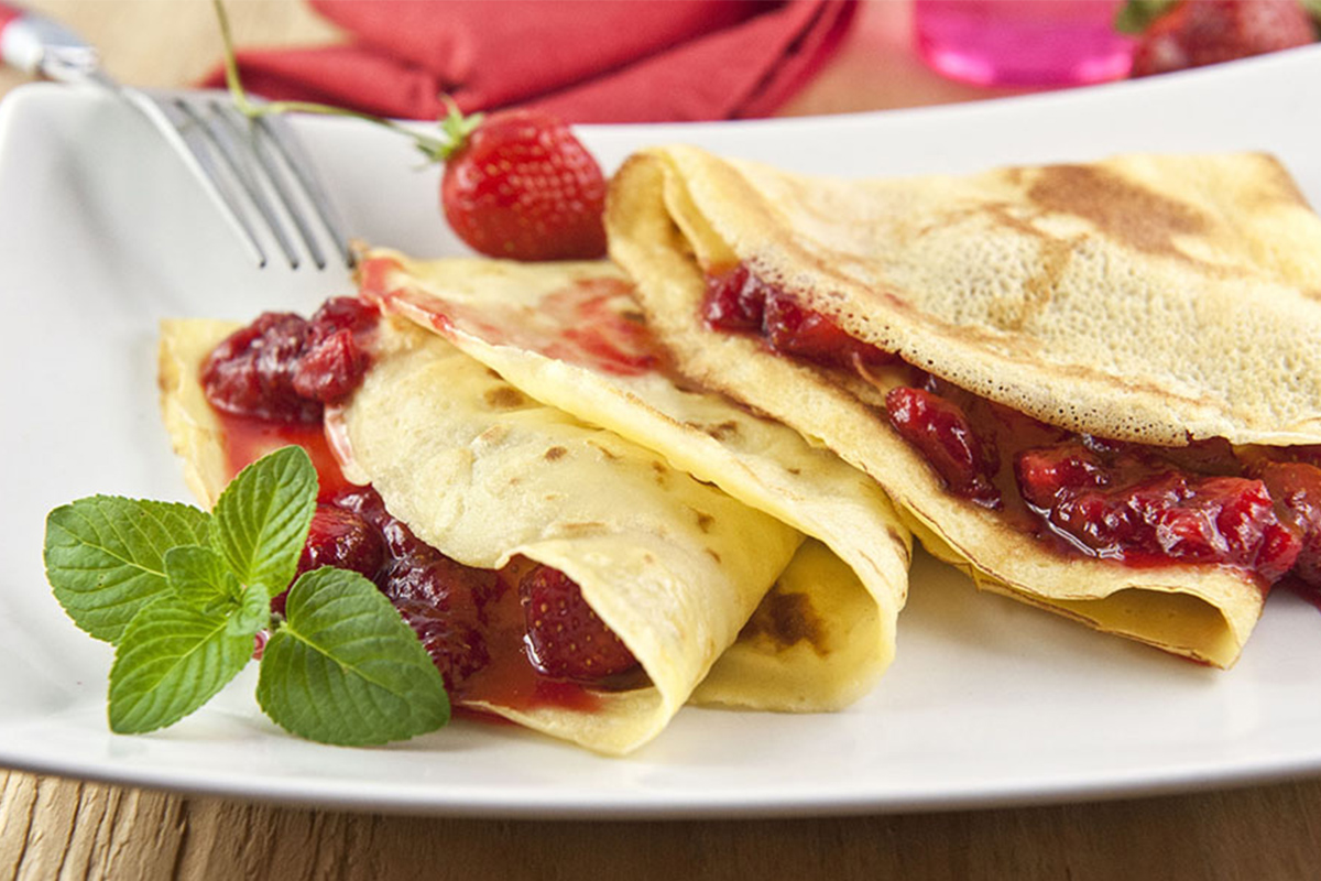 Ricette con le fragole, colorate e leggere 22 Ricette con le fragole: crepes con le fragole