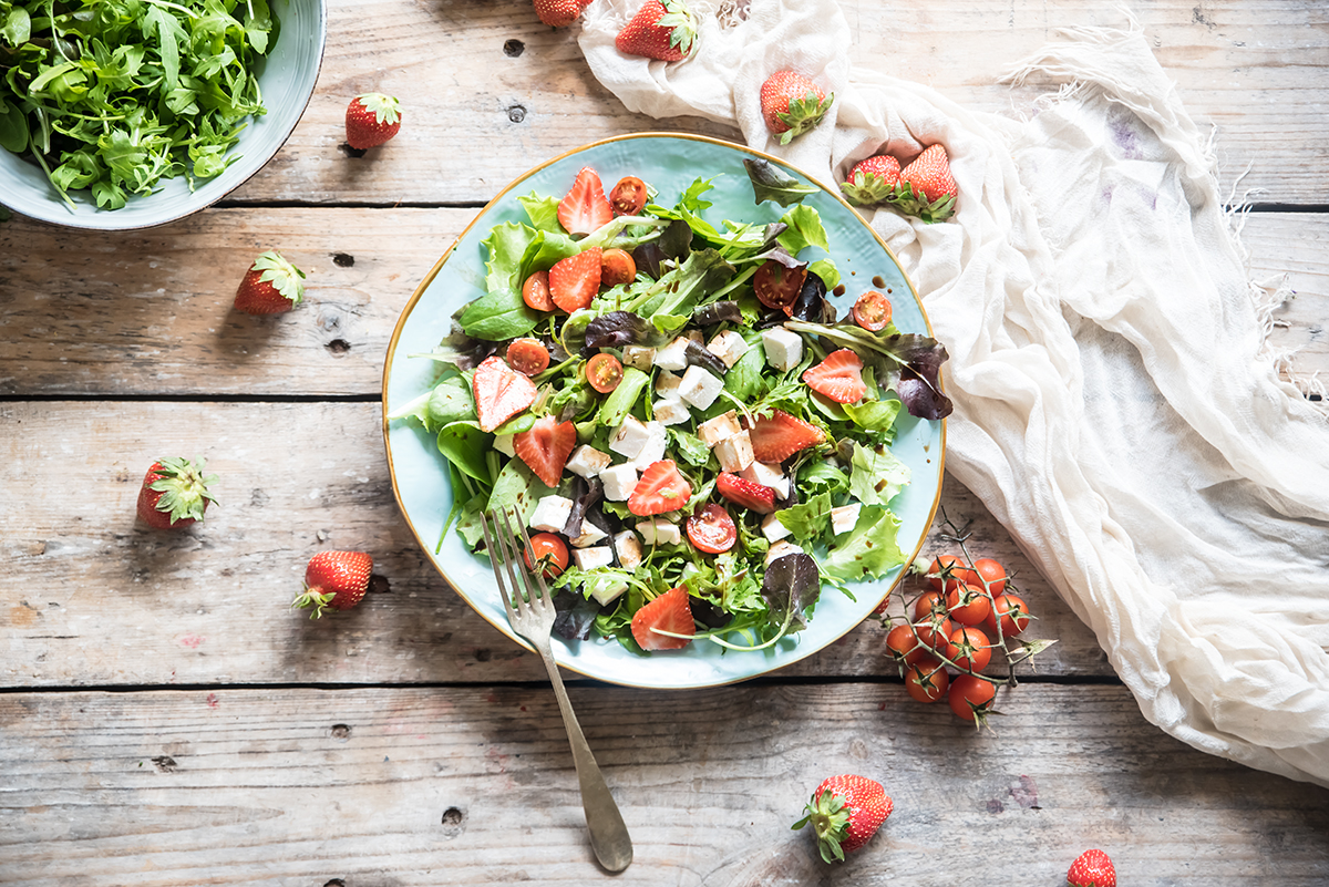 Ricette con le fragole, colorate e leggere 18 Ricette con le fragole: insalata di fragole e feta