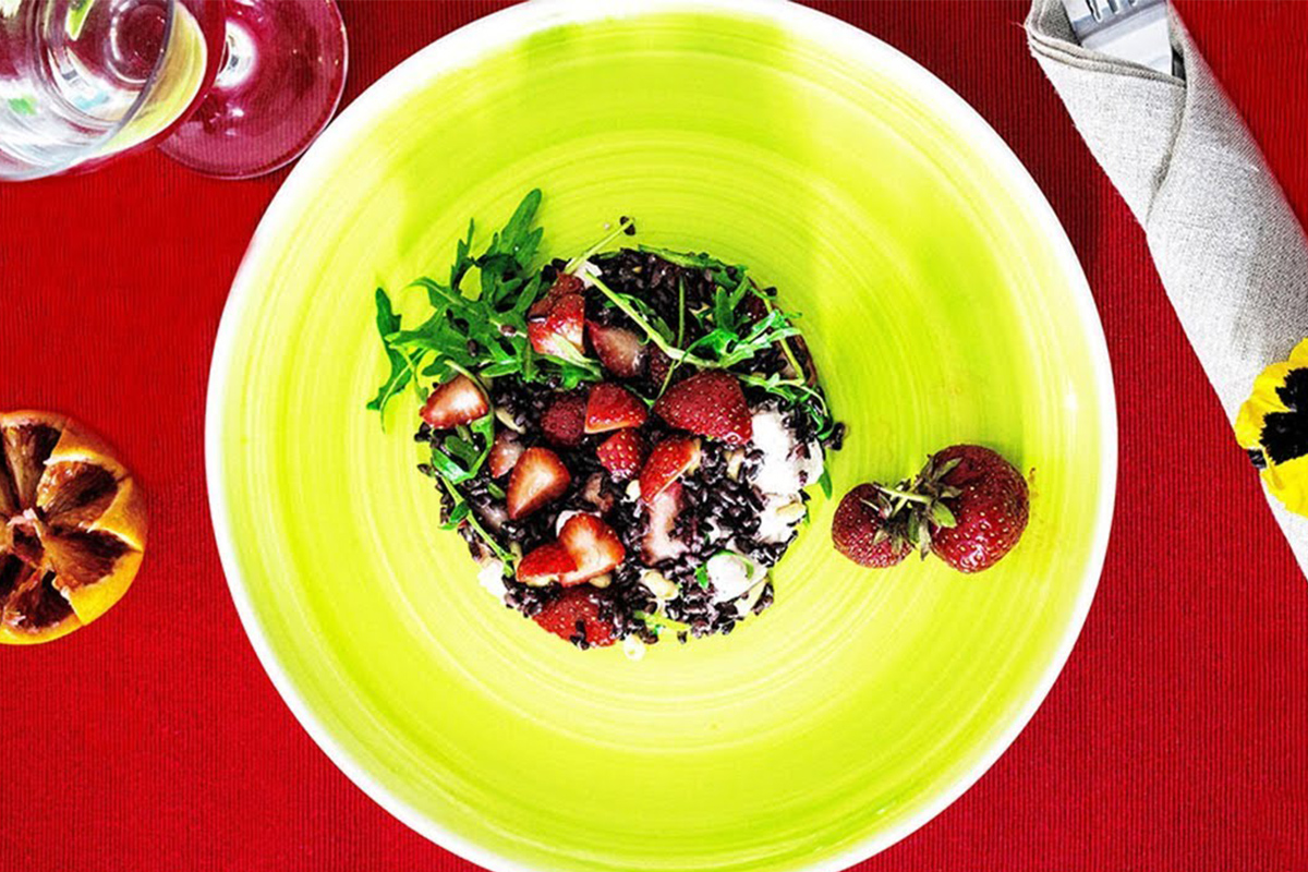 Ricette con le fragole, colorate e leggere 20 Ricette con le fragole: insalata di riso venere alle fragole e feta