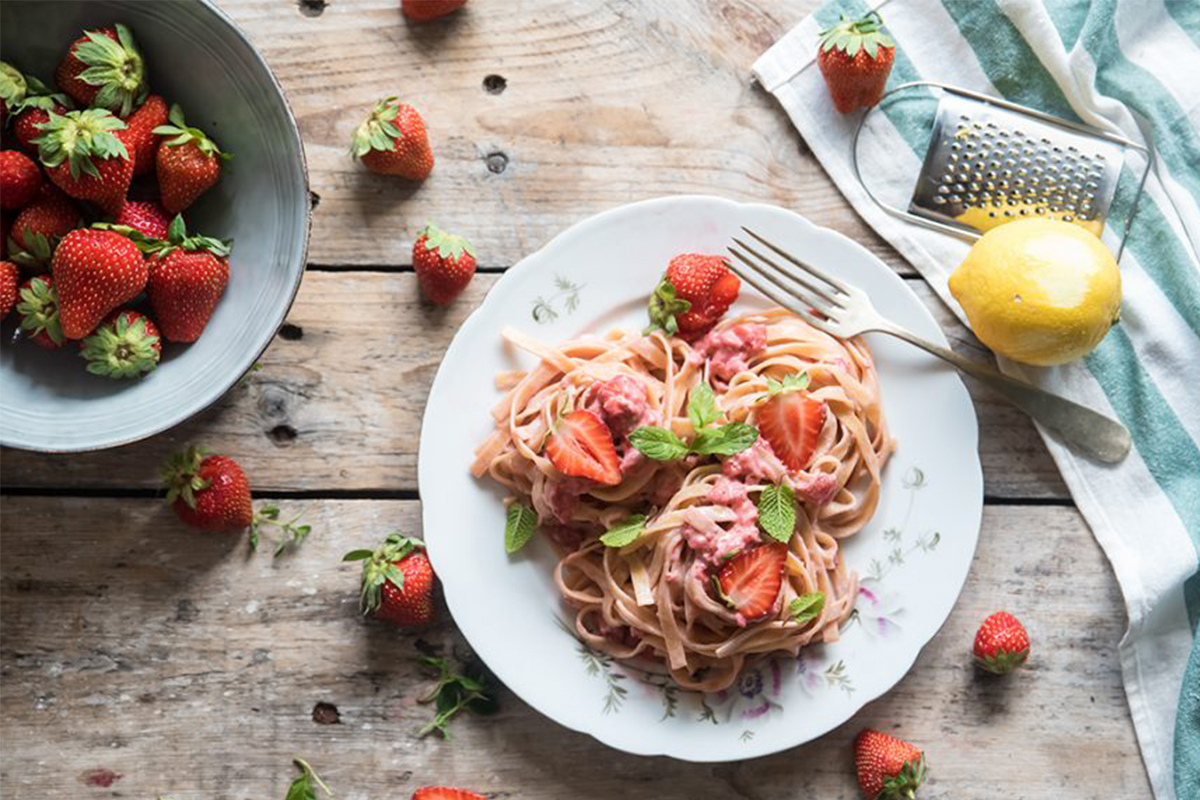 Ricette con le fragole, colorate e leggere 15 Ricette con le fragole: tagliatelle alle fragole e robiola