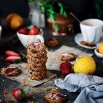 Biscotti integrali con nocciole e fragole 1 biscotti integrali con nocciole e fragole